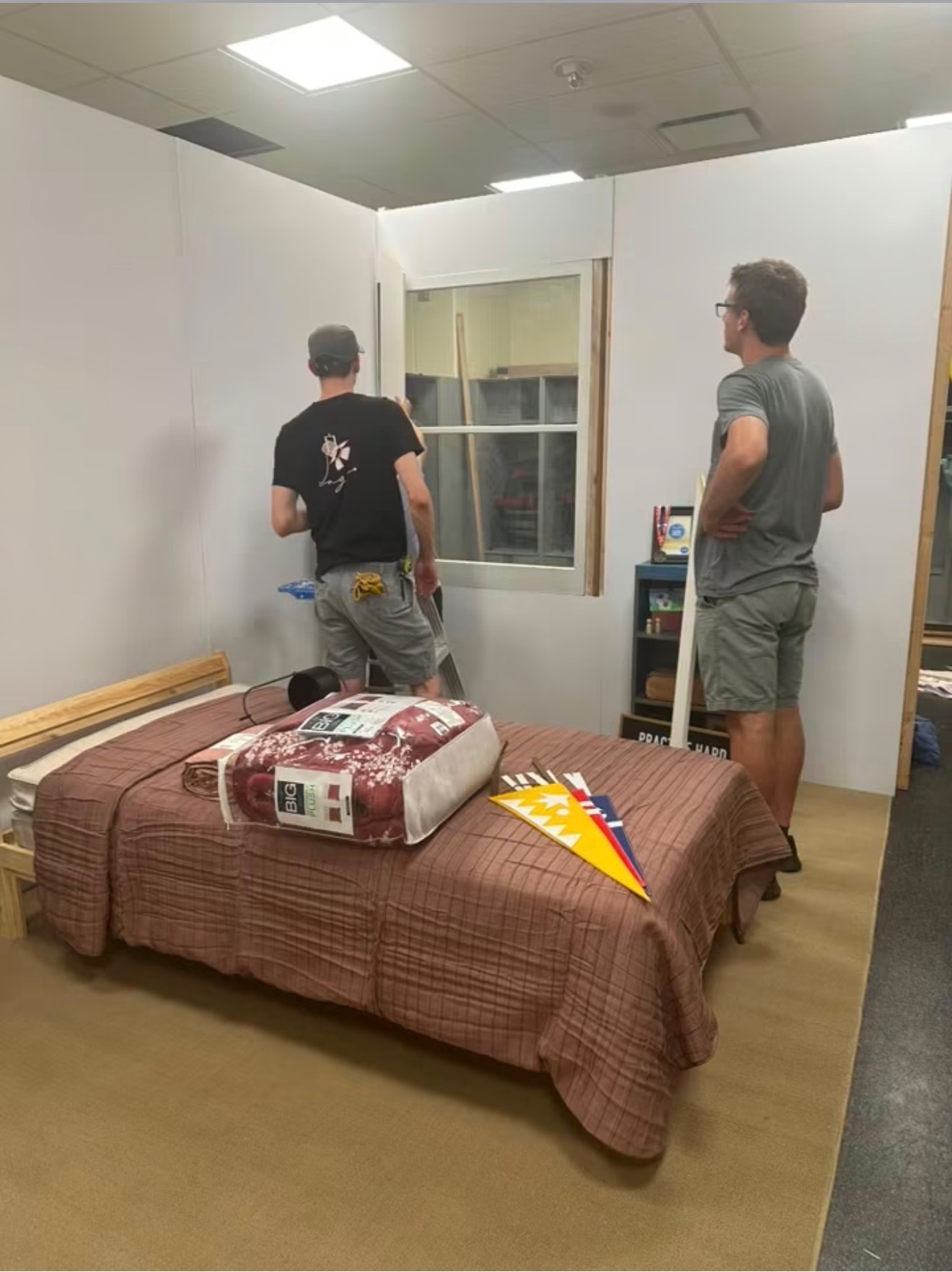 Artisans preparing a set